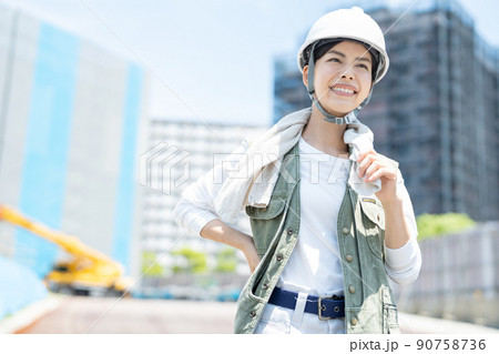 建設現場で働く女性 建設現場で働く女性 90758736