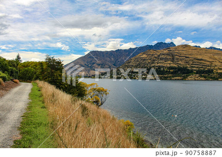 【クイーンズタウン】ワカティプ湖 晴れ 【クイーンズタウン】ワカティプ湖 晴れ 90758887