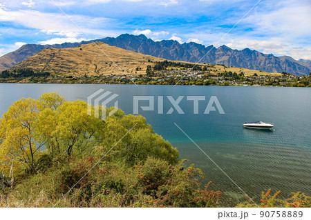 【クイーンズタウン】ワカティプ湖　晴れ 90758889