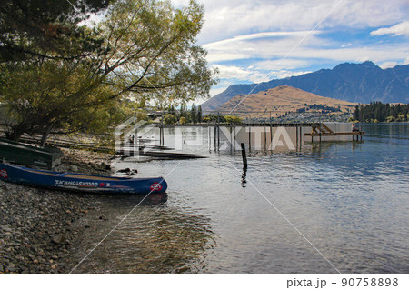 【クイーンズタウン】ワカティプ湖　晴れ 90758898