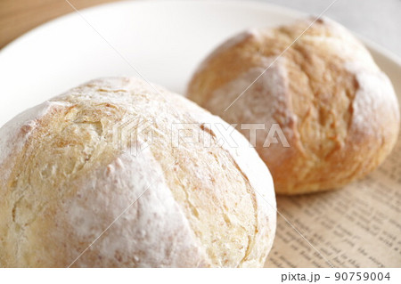 真っ白い皿に乗せたフランスパン　バイキング 90759004