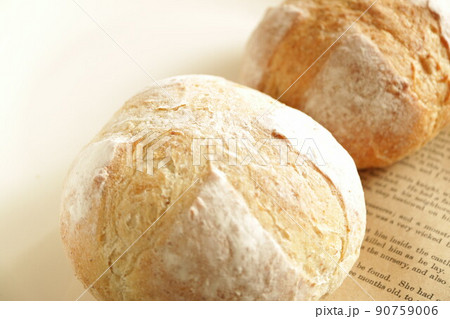 ふかふかのパン　焼きたてのフランスパン　丸い大きなパン　ひび割れたパン 90759006