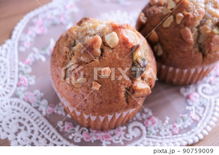 白いレースに乗せたマフィン　ナッツが入ったマフィン　2つのマフィンを並べた 90759009