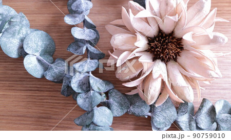 大きな花と観葉植物 ドライフラワー 木製のデスク 天然素材 ヴィーガン 大きな花と観葉植物 ドライフラワー 木製のデスク 天然素材 ヴィーガン 90759010