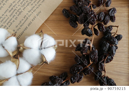 木目背景のドライフラワーの素材　枝付きレーズン 90759215