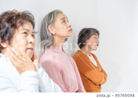 シニア　女性　3人　悩む 90760098