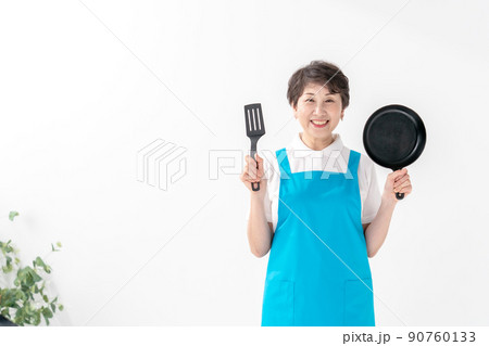 エプロンの女性　料理　フライパン　ターナー 90760133