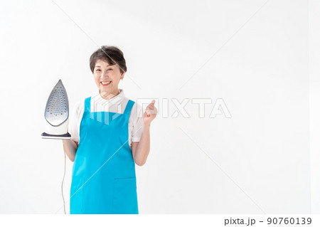 エプロンの女性 アイロン エプロンの女性 アイロン 90760139