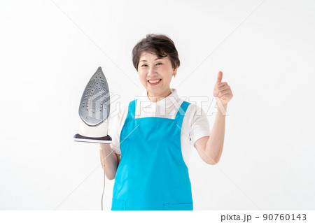 エプロンの女性 アイロン エプロンの女性 アイロン 90760143