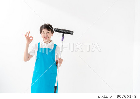 エプロンの女性　デッキブラシ　OK 90760148
