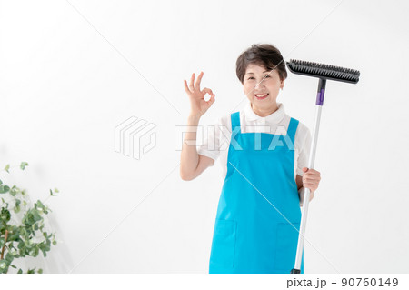 エプロンの女性 デッキブラシ OK エプロンの女性 デッキブラシ OK 90760149