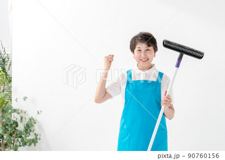 エプロンの女性 デッキブラシ ガッツポーズ エプロンの女性 デッキブラシ ガッツポーズ 90760156