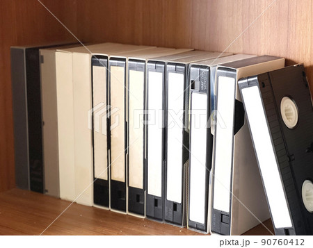 並べた複数のビデオテープ 並べた複数のビデオテープ 90760412