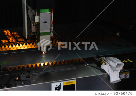 Automatic machine for cutting metal. Automatic machine for cutting metal. 90760476