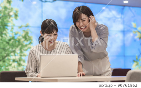 女性カジュアルビジネスイメージ 90761862