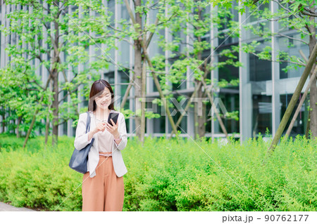 歩きスマホをするビジネスウーマン 歩きスマホをするビジネスウーマン 90762177