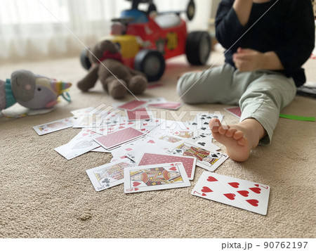 トランプとおもちゃと子ども 90762197