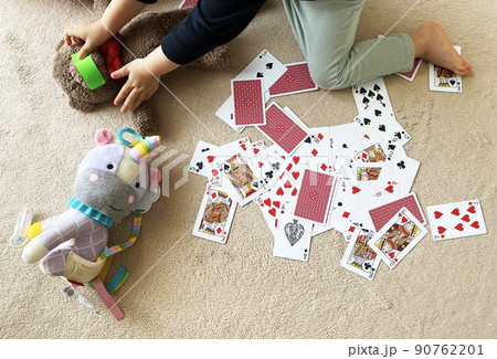 トランプとおもちゃと子ども 90762201