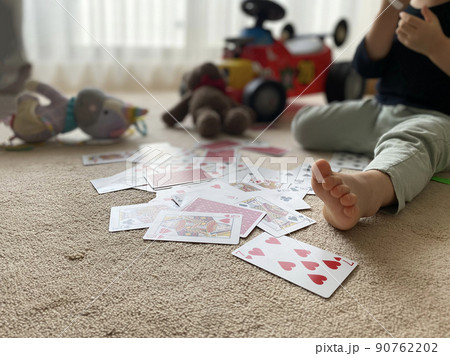 トランプとおもちゃと子ども 90762202