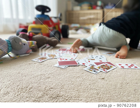 トランプとおもちゃと子ども 90762208