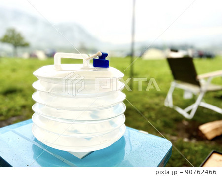 キャンプ場に置いた折りたたみ水タンク キャンプ場に置いた折りたたみ水タンク 90762466
