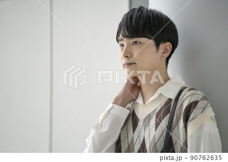 20代の男性　ポートレート 90762635