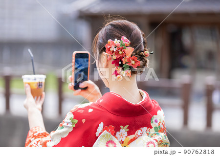 撮影をする着物姿の女性 90762818