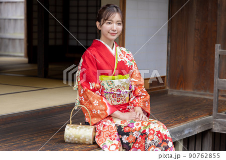 古民家でくつろぐ着物姿の女性 古民家でくつろぐ着物姿の女性 90762855