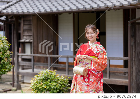 古民家と着物姿の女性 90762874