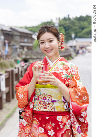 ドリンクを飲む和装姿の女性 90762884