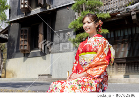 石階段に座り休憩する和装の女性 90762896