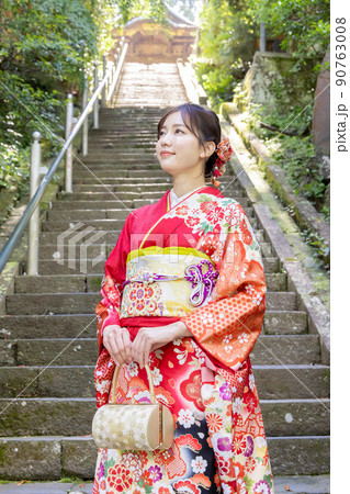 神社の階段に立つ着物姿の女性 90763008