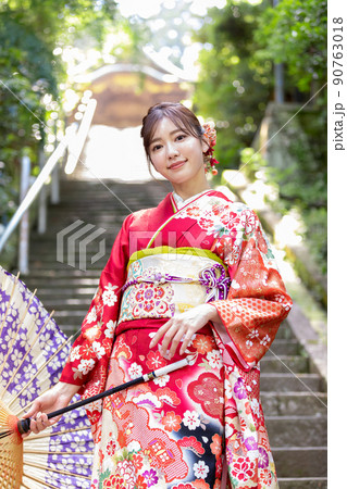 和傘を差す和服の女性 和傘を差す和服の女性 90763018