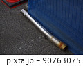 引き抜かれた埋め込み式ポール 90763075