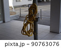 束ねられた電源コード 90763076