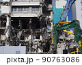 ビルの解体工事現場 90763086