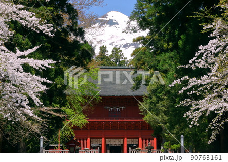 青森県弘前市百沢寺沢　北門鎮護岩木山神社の重要文化財の建造物楼門と奥の冠雪した岩木山 90763161