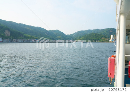 笠岡諸島最大の島・北木島　フェリーから見た初夏の朝の豊浦地区　岡山県笠岡市 90763172