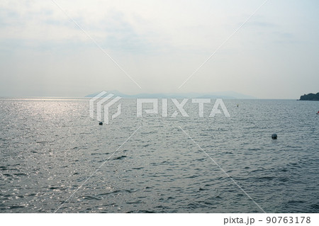 笠岡諸島最大の島・北木島から見た初夏の瀬戸内海と真鍋島　岡山県笠岡市 90763178