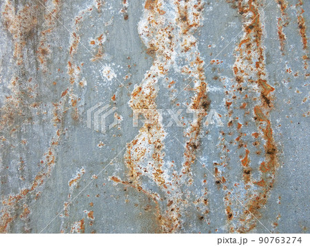 タンク新設工事用の鉄板の工場塗装が経年劣化によって錆びてしまった状況 90763274