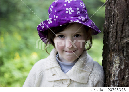 little girl portrait 90763368