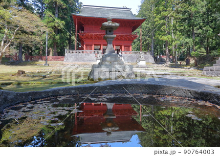 青森県弘前市百沢寺沢　北門鎮護岩木山神社の重要文化財の建造物楼門と水面の反射 90764003
