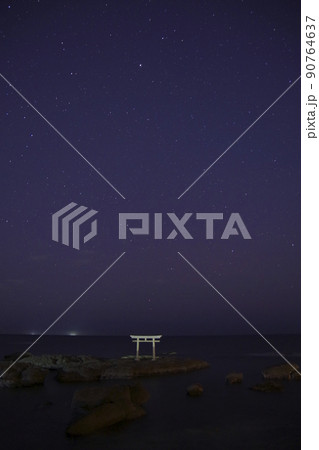 鳥居と海と星と 90764637