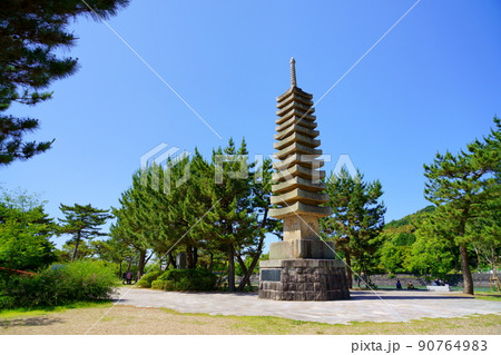 京都・宇治・宇治公園の十三重石塔 90764983