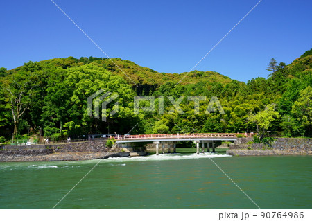 京都・宇治・宇治公園から見た歓流橋と発電所の流れ 京都・宇治・宇治公園から見た歓流橋と発電所の流れ 90764986