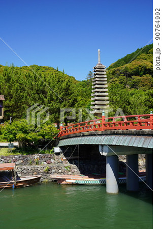京都・宇治・宇治公園の喜撰橋と十三重石塔 90764992