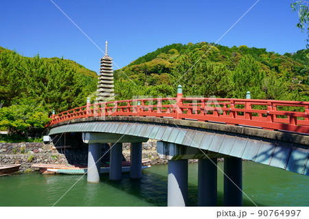 京都・宇治・宇治公園の喜撰橋と十三重石塔 90764997