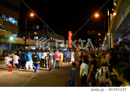 迫力ある川内大綱引きと観客 90765197