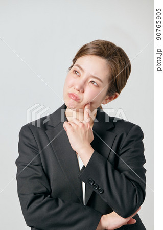 イライラするジャケット姿の若い女性 90765905