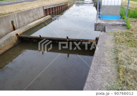 用水路に設置されている転倒堰をホームポジションに復帰させた状態 90766012